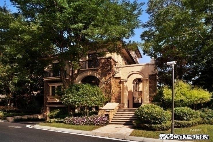 【2024成都新房二手房成交情况及2025年新房走势】瓦力娱乐棋牌成都独栋别墅：保利拉斐庄园售楼处_预约看房(图2)